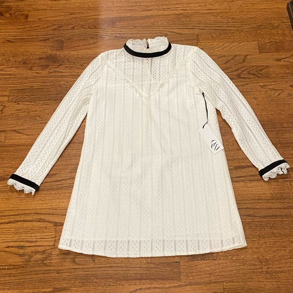 Q&A**Long Sleeve Lace Shift Dress**Small $229 - Picture 1 of 8